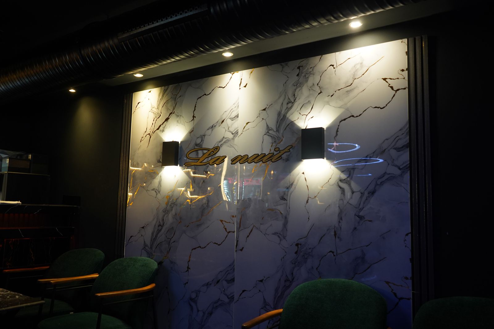 La Nuit – Marmorwand mit Logo und Lounge